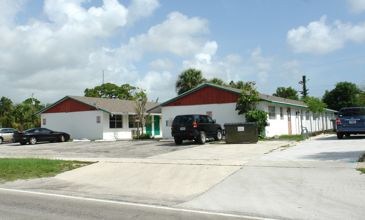 821 Silver Beach Rd in West Palm Beach, FL - Building Photo