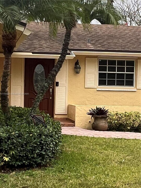13220 SW 86th Ln in Miami, FL - Building Photo
