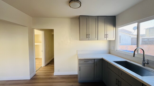 847 W 43rd Pl in Los Angeles, CA - Building Photo - Building Photo
