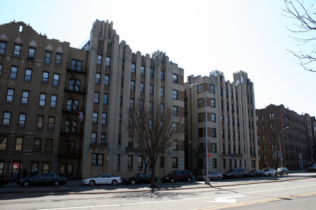 2820 Grand Concourse in Bronx, NY - Building Photo