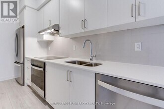 1035 Southdown Rd in Mississauga, ON - Building Photo - Building Photo