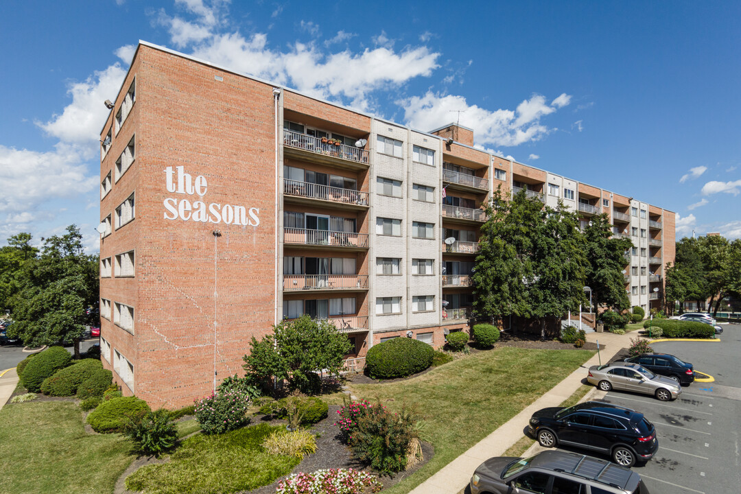 The Seasons in Alexandria, VA - Building Photo