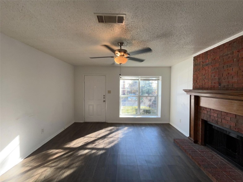 10500 Lake June Rd, Unit H1 in Dallas, TX - Building Photo