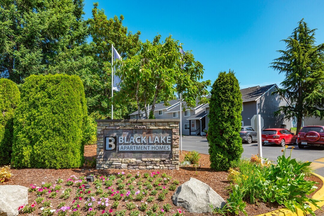 Black Lake Apartments in Olympia, WA - Building Photo