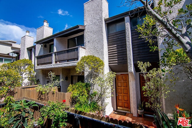 2216 S Bentley Ave in Los Angeles, CA - Building Photo - Building Photo