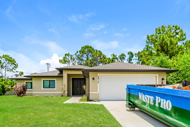 4916 2nd St W in Lehigh Acres, FL - Foto de edificio - Building Photo