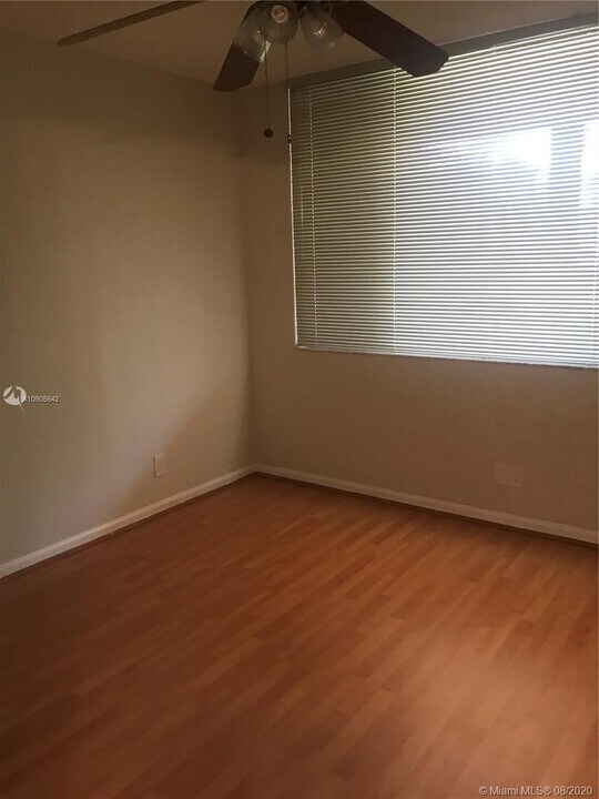 8592 W Sunrise Blvd in Plantation, FL - Foto de edificio