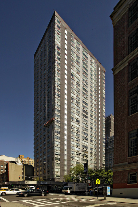 254-260 E 68th St in New York, NY - Building Photo