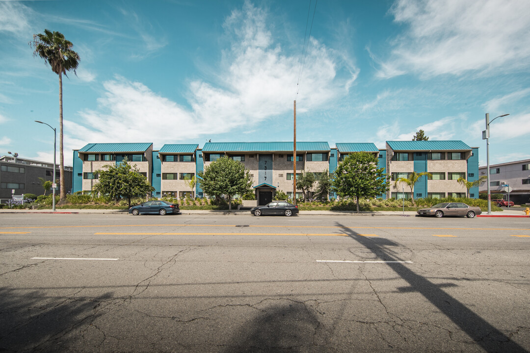 7317 Haskell in Van Nuys, CA - Foto de edificio