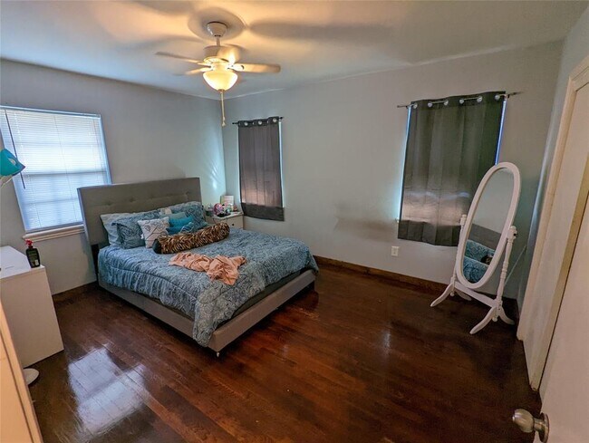 4604 Gunter St photo'