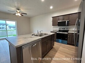 Beautiful 2 Bed Townhome in Sioux Falls in Sioux Falls, SD - Building Photo
