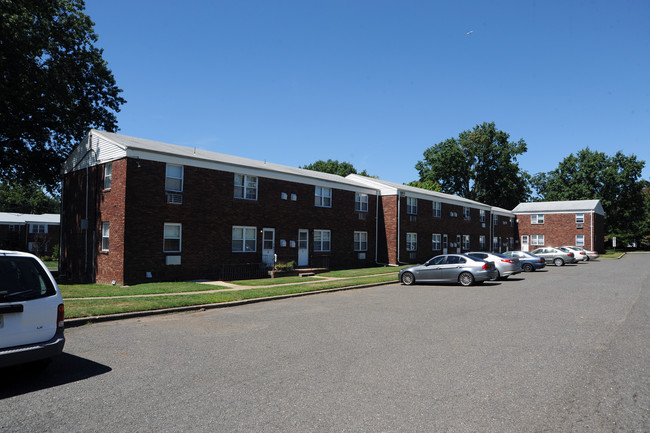 Taylor Gardens in East Brunswick, NJ - Building Photo - Building Photo