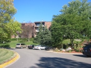 Whispering Oaks in Burnsville, MN - Foto de edificio - Building Photo