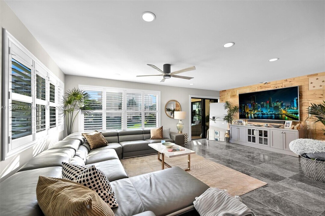 372 Golfview Rd in North Palm Beach, FL - Building Photo