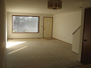 824 SE Jensen St in Oak Harbor, WA - Foto de edificio - Building Photo