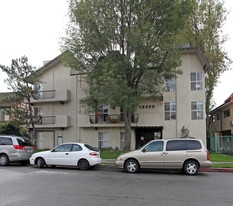 18550 Prairie St in Northridge, CA - Building Photo
