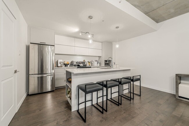 17 Ave Gendron in Pointe-claire, QC - Building Photo - Building Photo