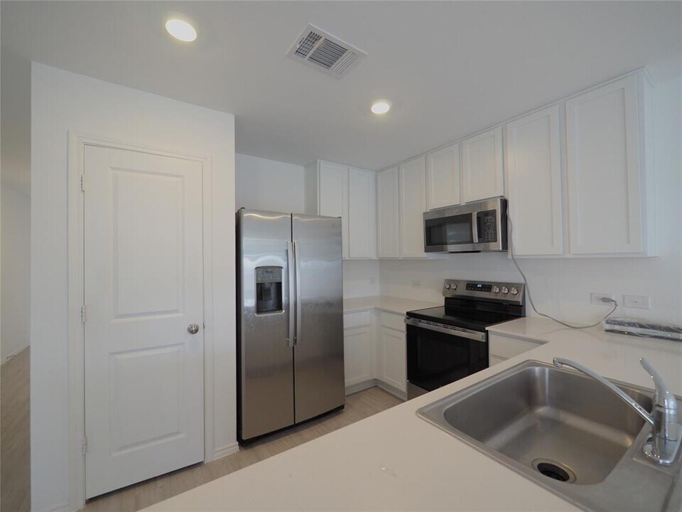 337 Rancho Del Cielo Lp in Jarrell, TX - Building Photo