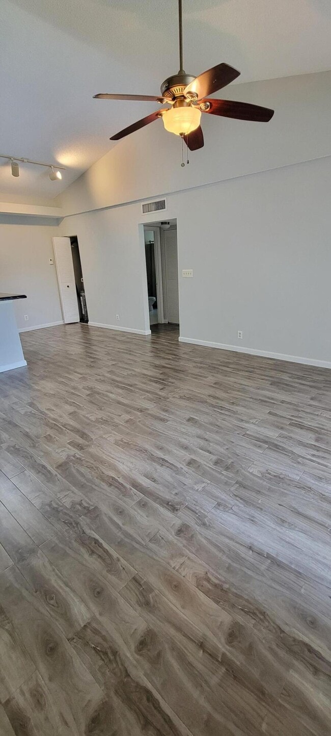 611 Lyons Rd in Coconut Creek, FL - Building Photo - Building Photo