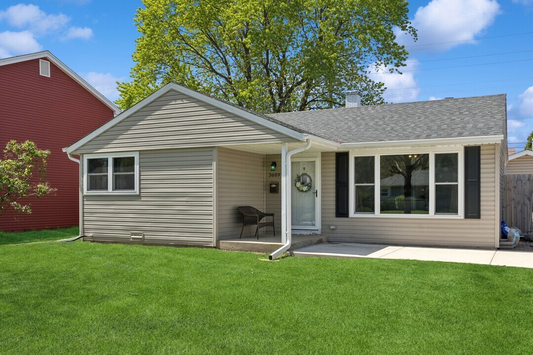 3609 Bobwhite Ln in Rolling Meadows, IL - Building Photo