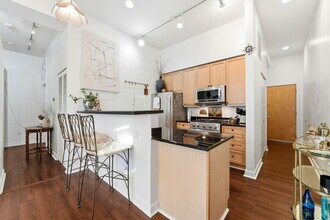 949 W Madison St, Unit 304 in Chicago, IL - Building Photo - Building Photo