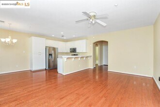 935 Centennial Dr in Brentwood, CA - Foto de edificio - Building Photo