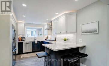 47 Montvale Dr in Toronto, ON - Building Photo - Building Photo