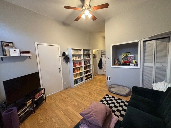 1429 N Elk Grove Ave, Unit 1f in Chicago, IL - Building Photo - Building Photo