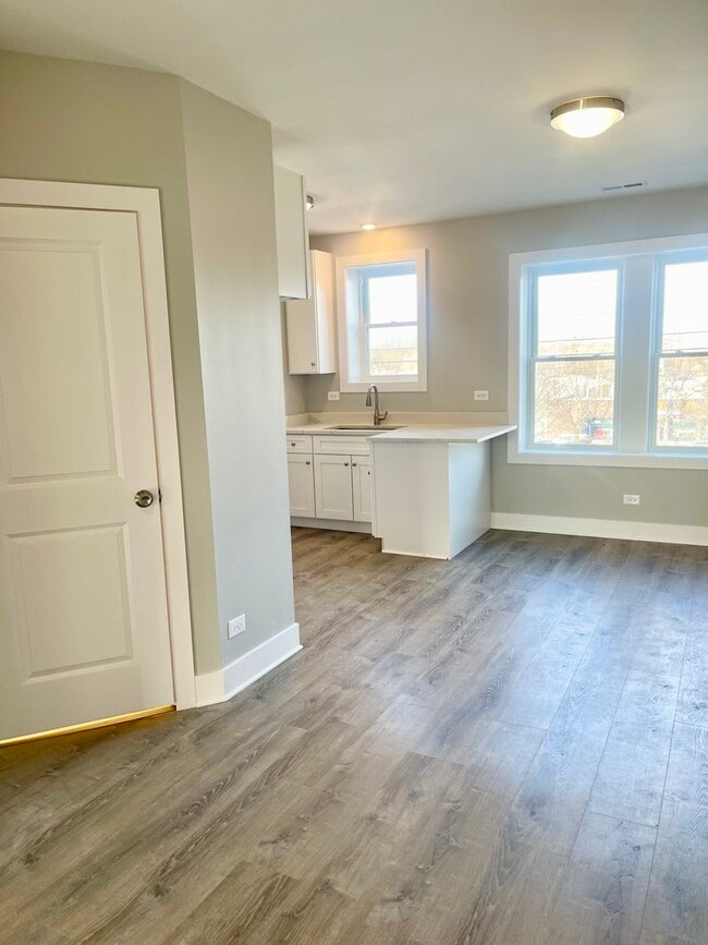 property at 722 N Austin Blvd