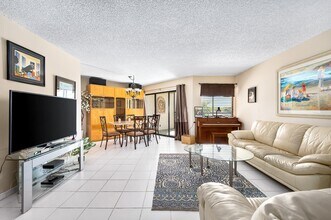 5751 Camino Del Sol in Boca Raton, FL - Foto de edificio - Building Photo