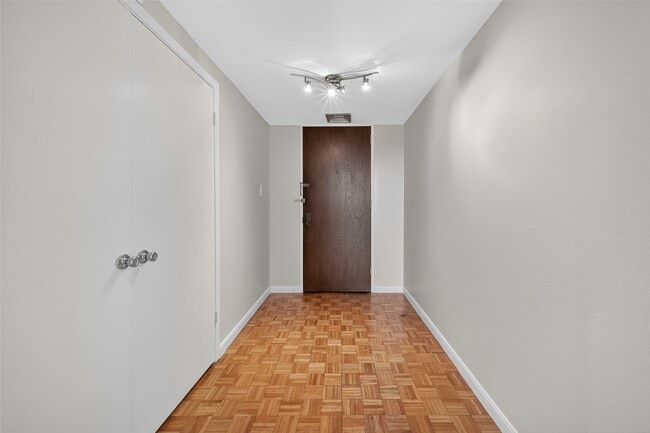 5001 Woodway Dr in Houston, TX - Building Photo - Building Photo