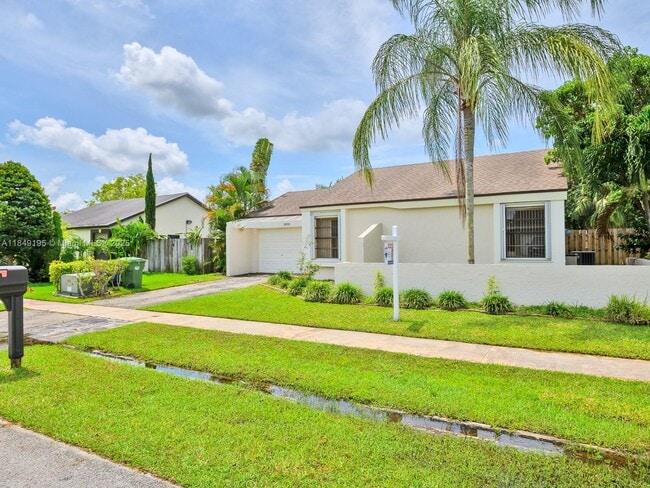 16742 Royal Poinciana Dr in Weston, FL - Building Photo - Building Photo