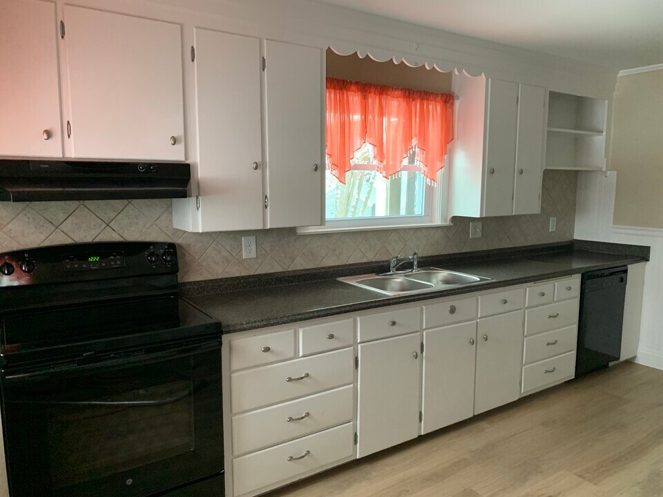 8 Walnut St, Unit First Floor in Rochester, NH - Building Photo