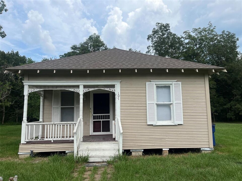 107 Vermont in Daisetta, TX - Foto de edificio