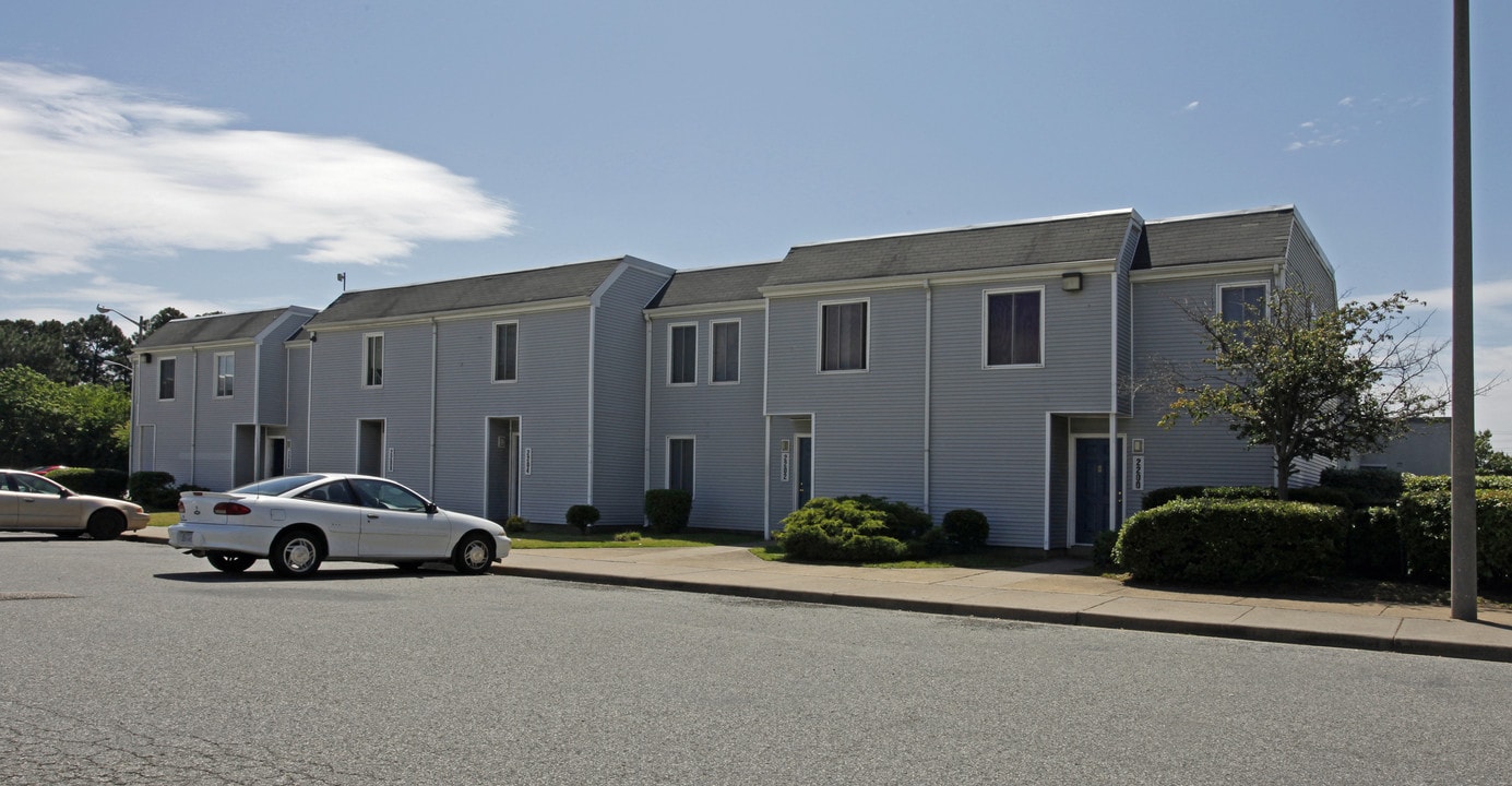 Newport Harbour Apartments in Newport News, VA - Building Photo