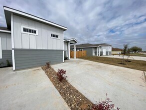 528 E Baxter St in Seguin, TX - Building Photo - Building Photo