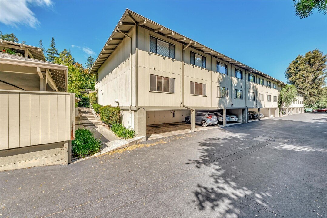 14333 Saratoga Ave in Saratoga, CA - Building Photo