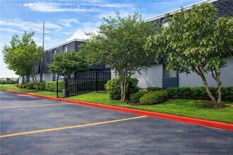 McMullen Square in San Antonio, TX - Building Photo - Building Photo