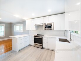 2075 Beacon St, Unit 4 Apartments