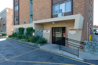 River Rise Apartments in Milwaukee, WI - Building Photo - Building Photo