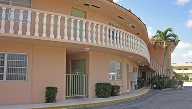 Boca Real Apartments in Boca Raton, FL - Foto de edificio - Building Photo