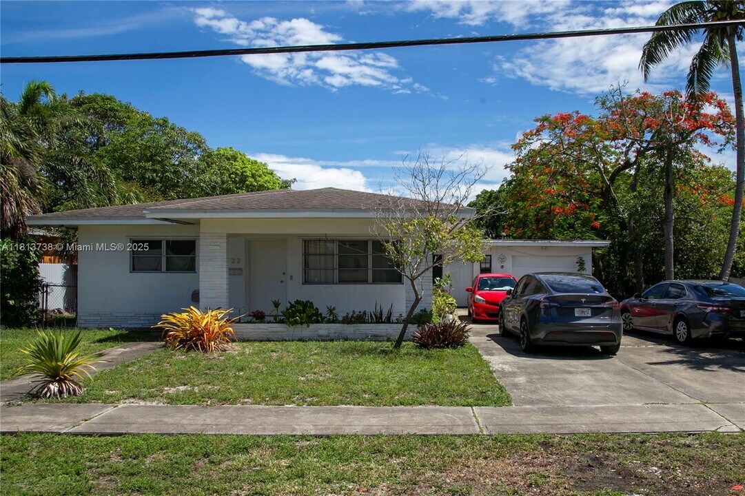 27 SW 5th St in Hallandale Beach, FL - Building Photo