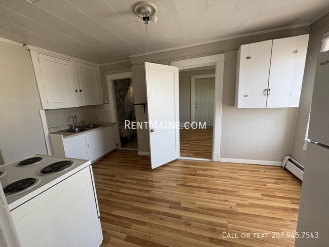 124 York St, Unit 4 in Bangor, ME - Building Photo - Building Photo