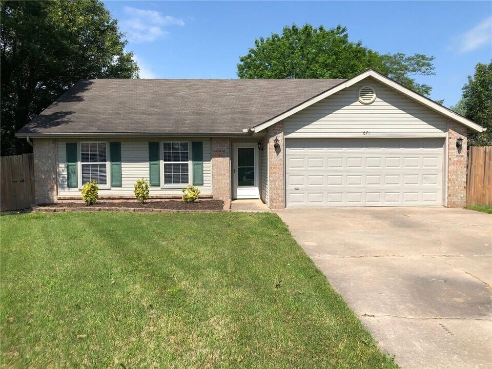 671 Victoria Pl in Centerton, AR - Foto de edificio