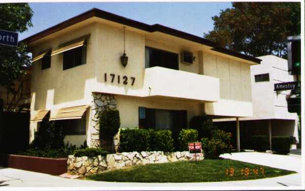 17127 Chatsworth St in Granada Hills, CA - Foto de edificio - Building Photo