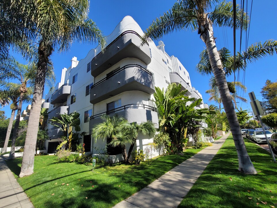 Bentley Ave. Apartments in Los Angeles, CA - Building Photo