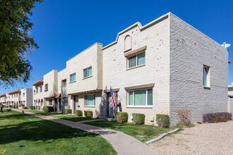 Casa Granda Townhomes in Scottsdale, AZ - Building Photo - Building Photo