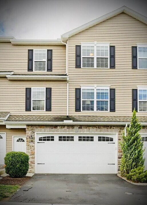 813 Spring Rock Ct in Mechanicsburg, PA - Foto de edificio