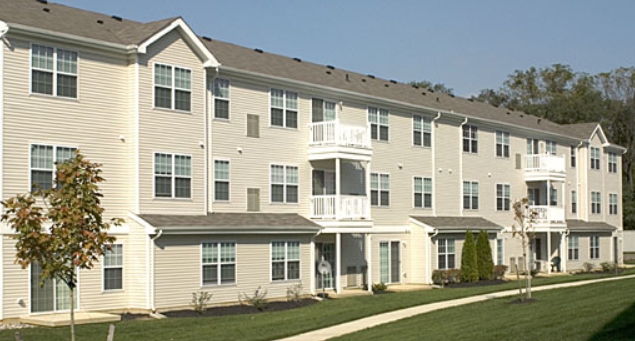 Hampton Crescent in Paulsboro, NJ - Building Photo