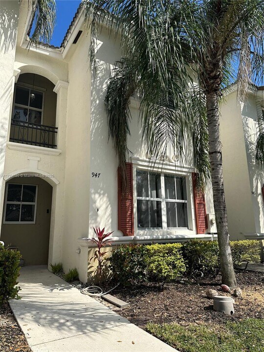 947 NE 42nd Terrace in Homestead, FL - Foto de edificio
